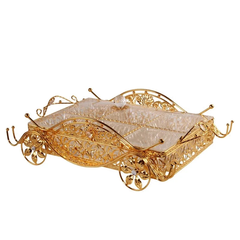 Eleganz auf Rädern – Goldtablett mit Deckel & Glanzfaktor